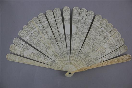 A Chinese export ivory brise fan, late 19th century, 19cm.